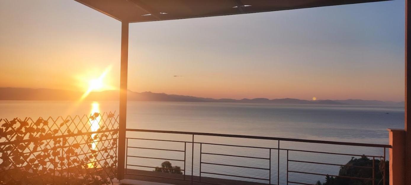 Simply Meraki Gytheian Apt With Panoramic Sea View Gythio Exterior foto